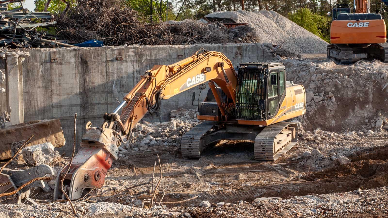 Bagger bei der Arbeit auf einer Baustelle in Frankfurt