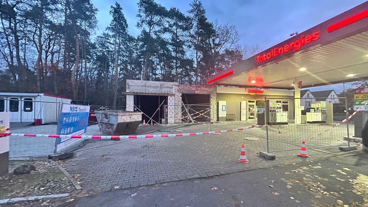 Container auf einer Tankstelle in Frankfurt, bereitgestellt vom Containerdienst Frankfurt