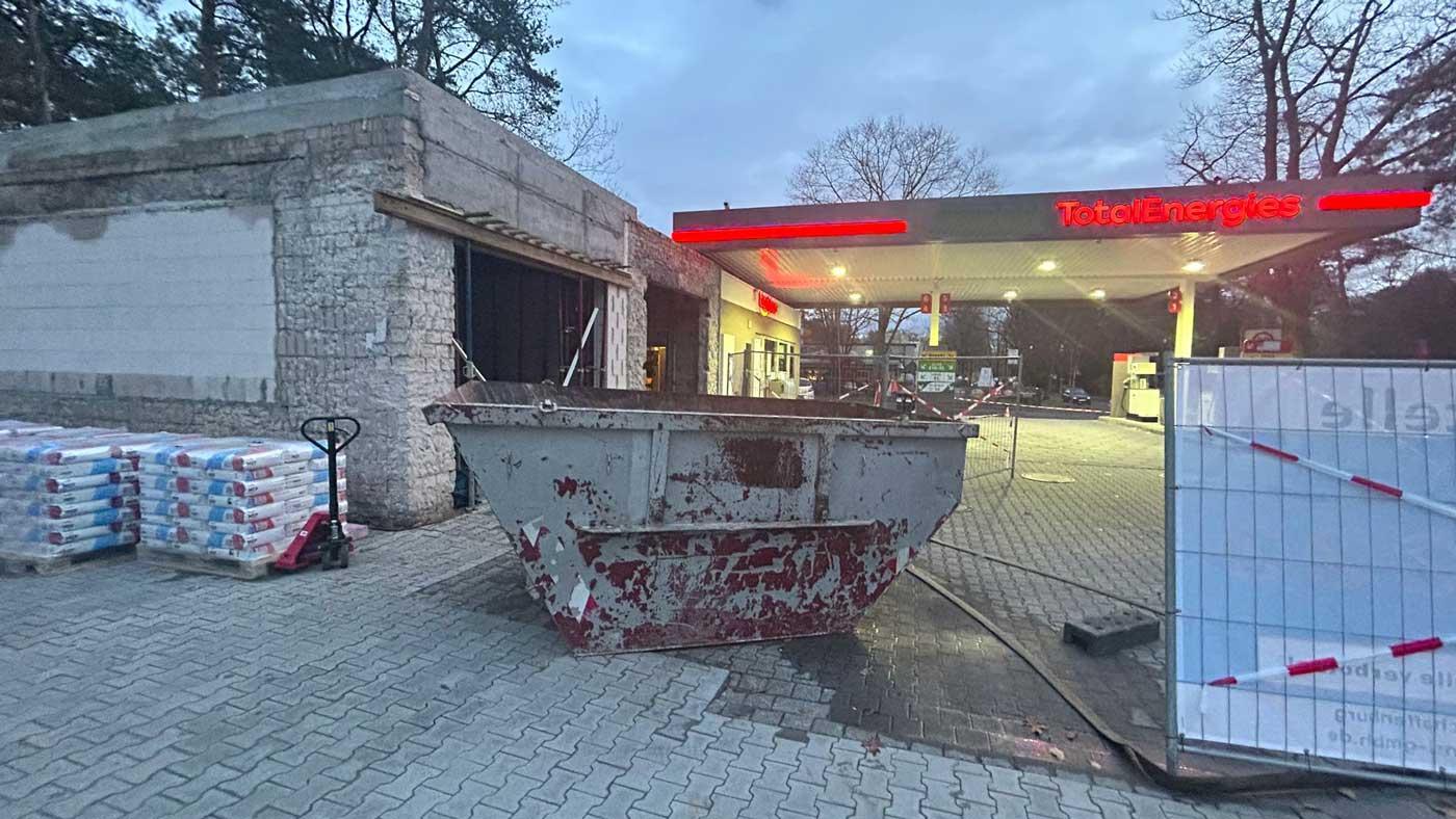 Container auf einer Tankstelle in Frankfurt, bereitgestellt vom Containerdienst Frankfurt