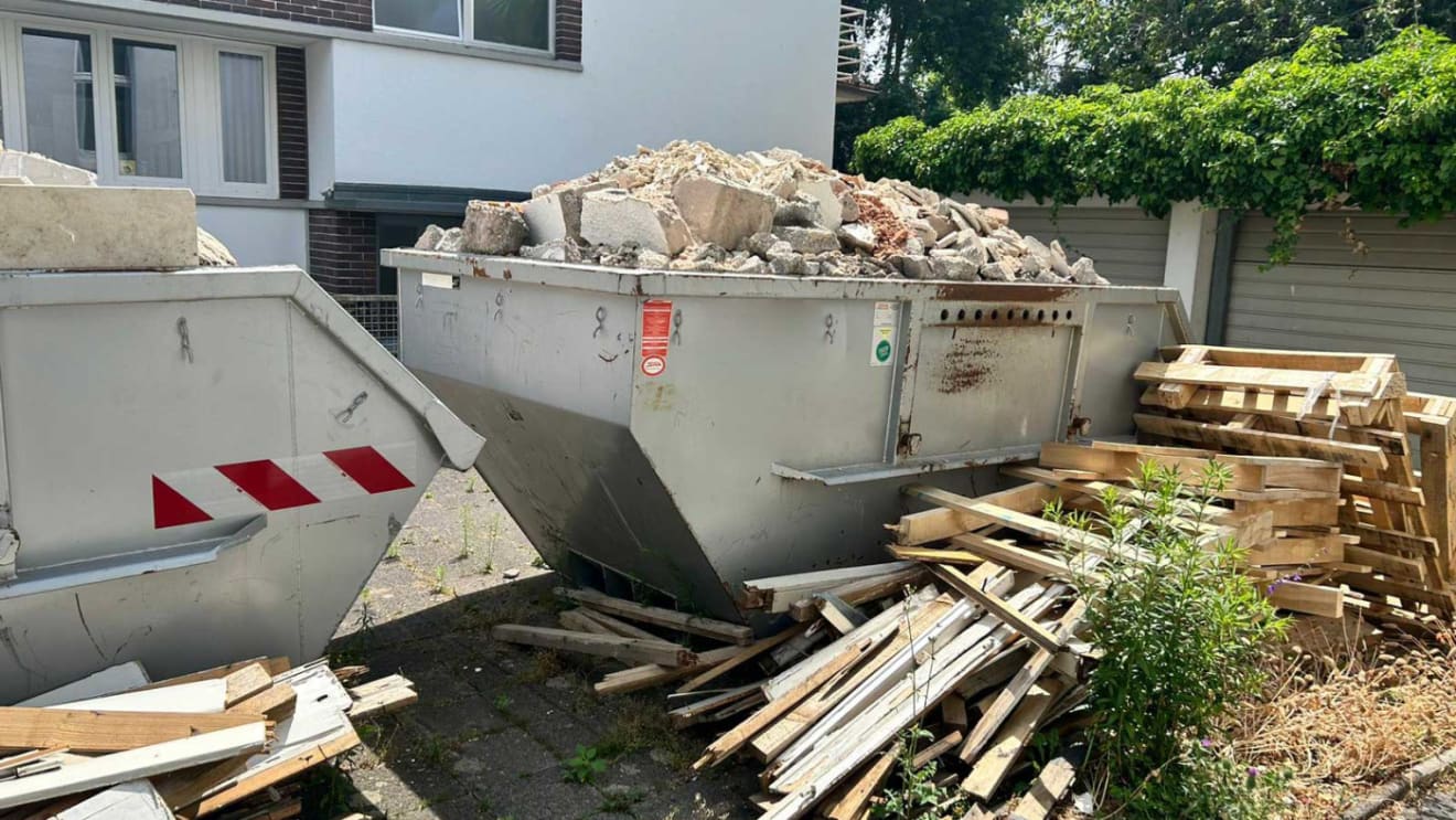 Containerdienst beim Garagenabriss: Schnelle Express-Containerstellung in Frankfurt