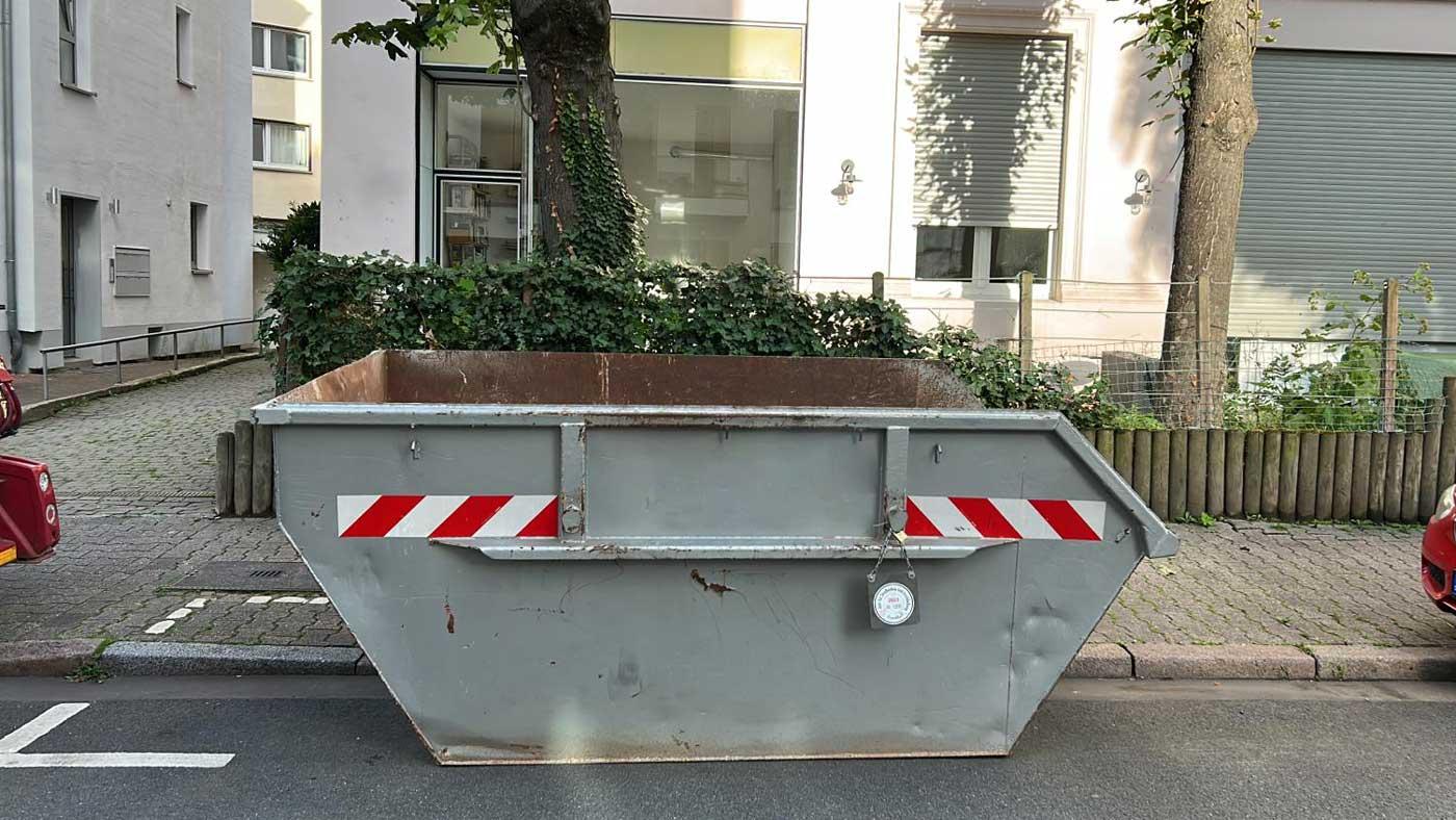 Sperrmüllcontainer von ARM Entsorgung bereit für Abholung in einer Frankfurter Straße