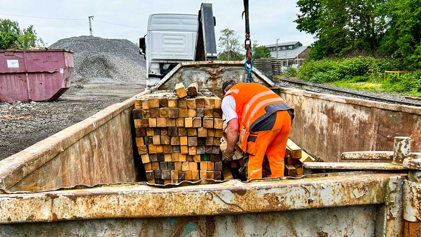 Holzschwellen in Frankfurt: Tausch, Sortierung und umweltbewusste Entsorgung