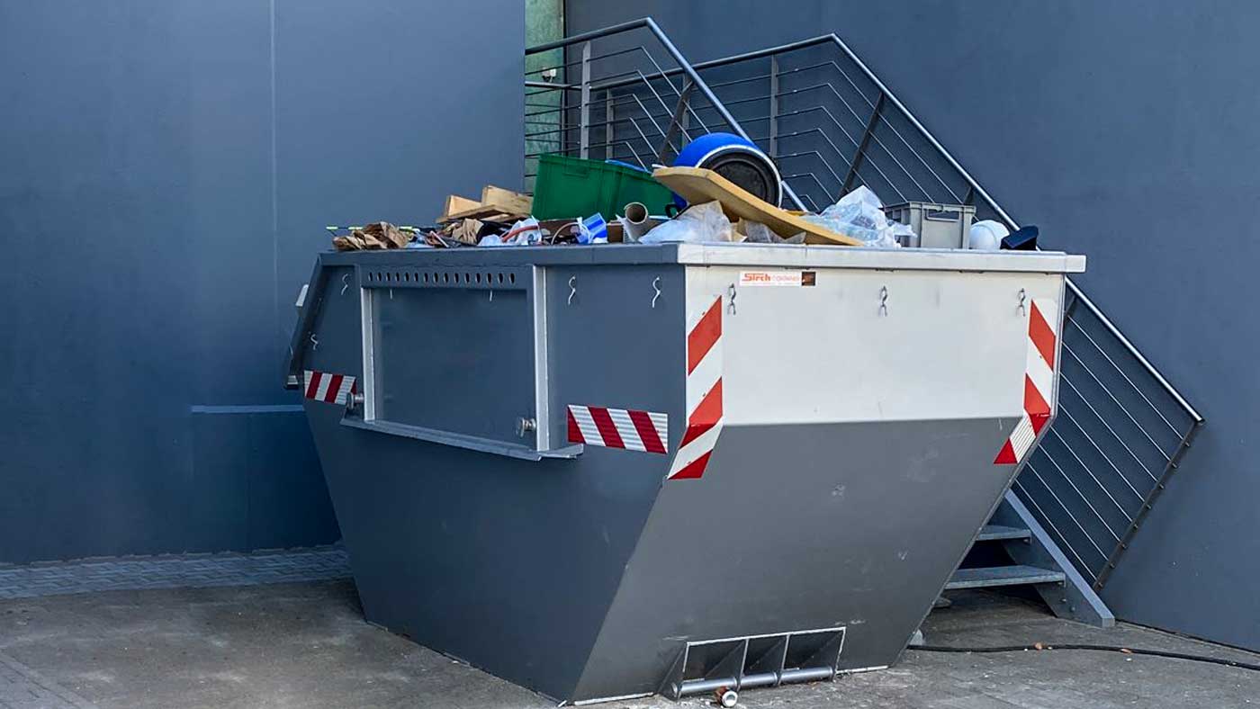 Reihe von Mischmüll-Containern bereitgestellt durch den Containerdienst Frankfurt für ein Großprojekt