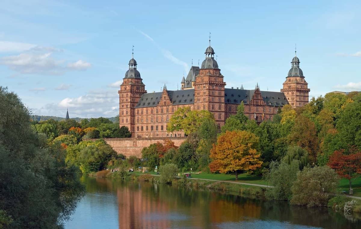 Aschaffenburg: Schloss Johannisburg vom Main / Mainbruecke (Wahrzeichen Nr. 1)