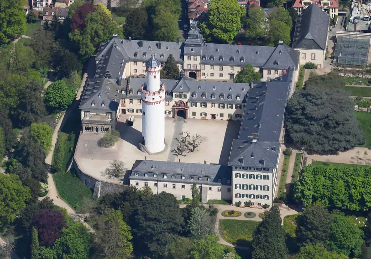 Bad Homburg v. d. Höhe: Schloss Bad Homburg mit Weißem Turm, Luftbild von Süden (Wahrzeichen)
