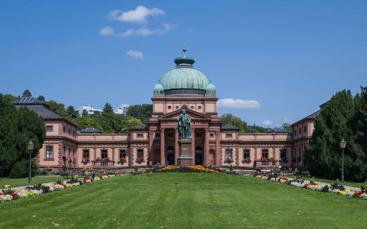 Bad Homburg v. d. Höhe: Kaiser-Wilhelms-Bad im Kurpark (Südwest-Ansicht)