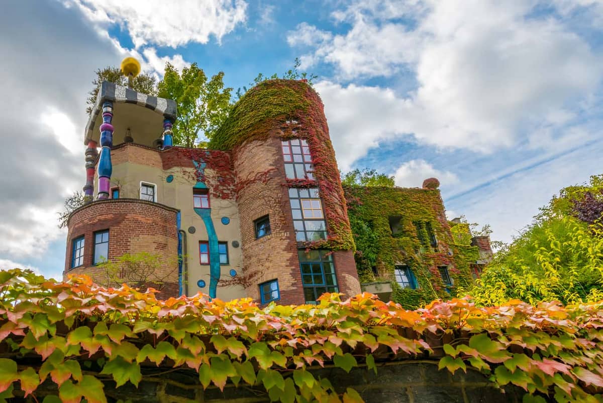 Bad Soden: Hundertwasserhaus (moderne Landmarke) im Herbst, Ostseite mit Goldkuppel und efeubewachsener Fassade