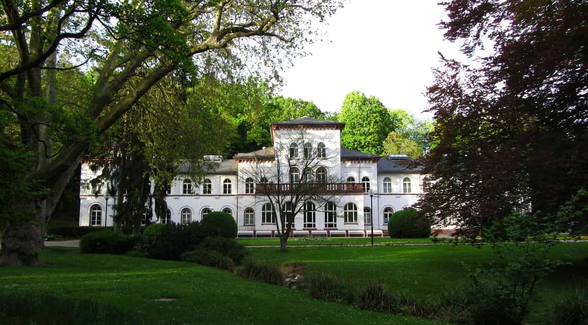 Bad Soden: Badehaus (1870/71), heute Stadtmuseum/Bibliothek, weisser Klassizistik-Bau im Kurpark