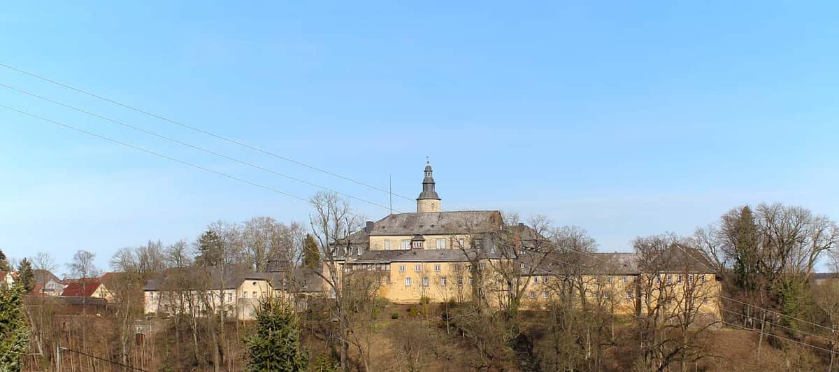 Birstein: Schloss Birstein (Westseite), Residenz des Fuerstenhauses Isenburg, Wahrzeichen der Gemeinde Birstein: Schloss Birstein (Westseite), Residenz des Fuerstenhauses Isenburg, Wahrzeichen der Gemeinde