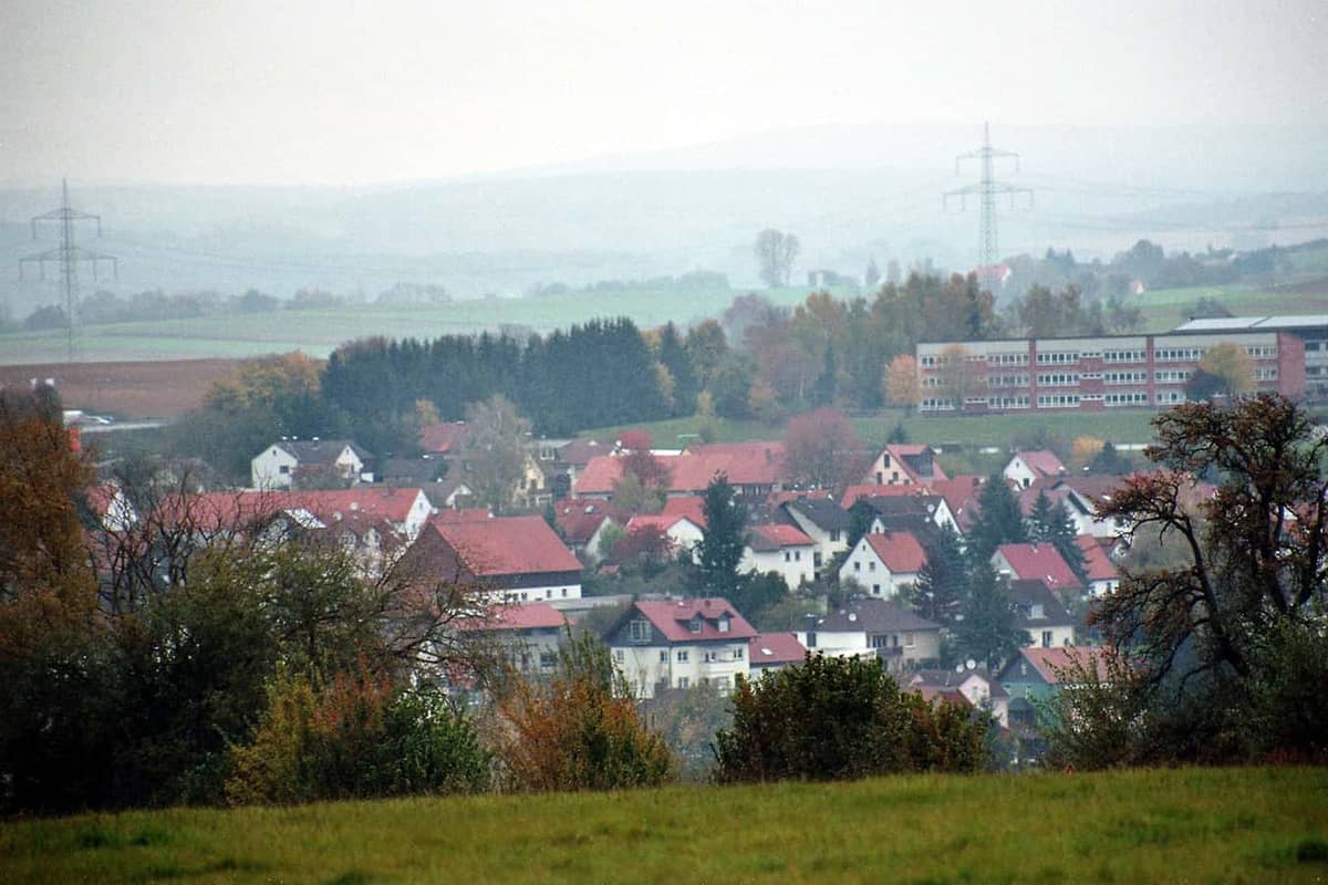 Birstein: Ortsansicht Kerngemeinde Birstein, Blick ueber die Daecher in der Vogelsberg-Landschaft Birstein: Ortsansicht Kerngemeinde Birstein, Blick ueber die Daecher in der Vogelsberg-Landschaft