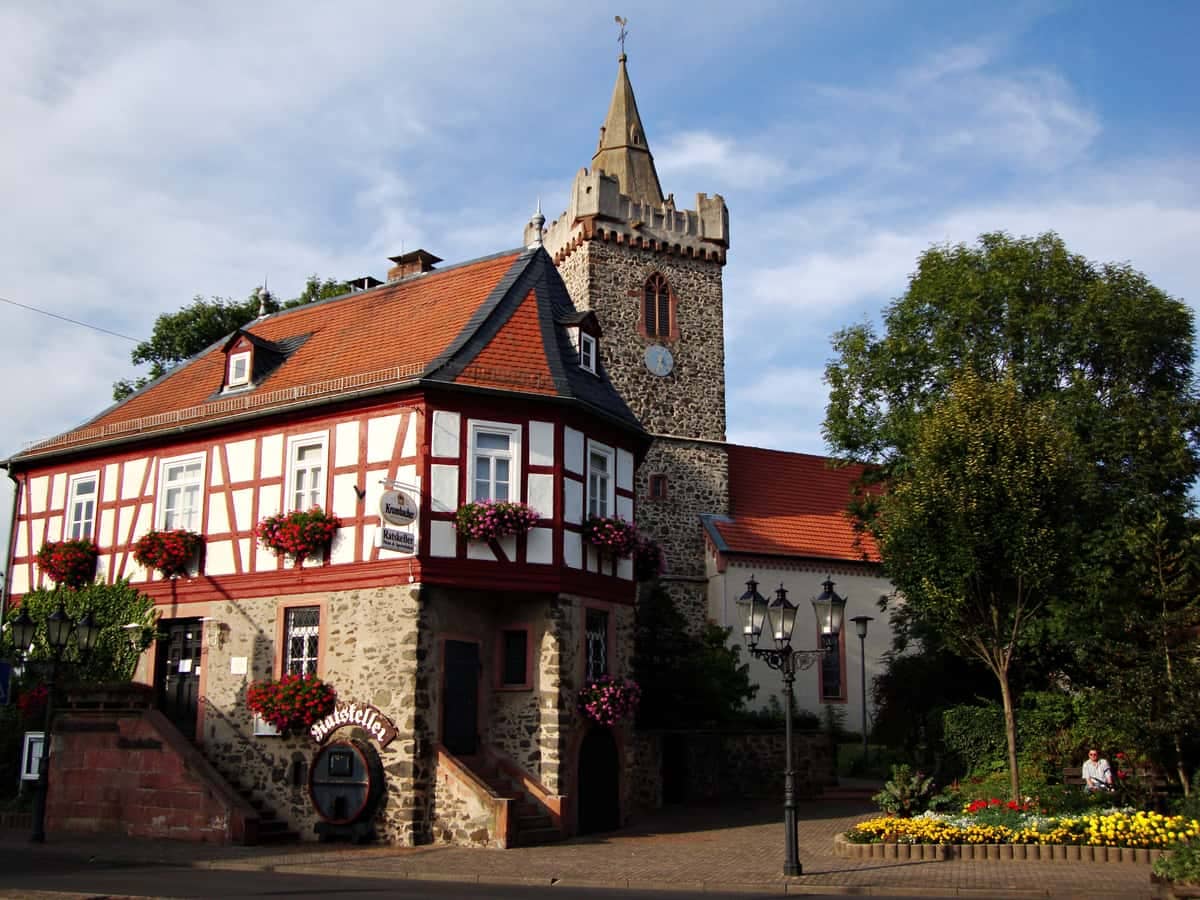 Bruchköbel: Altes Rathaus (Fachwerk, 1520) mit Jakobuskirche-Wehrturm im Stadtkern, das ikonische Wahrzeichen-Duo Bruchköbel: Altes Rathaus (Fachwerk, 1520) mit Jakobuskirche-Wehrturm im Stadtkern, das ikonische Wahrzeichen-Duo