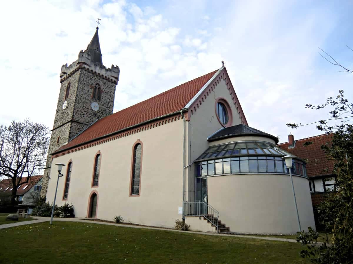 Bruchköbel: Jakobuskirche (14. Jh.) mit mittelalterlichem Wehr-/Glockenturm, Wahrzeichen von Bruchköbel Bruchköbel: Jakobuskirche (14. Jh.) mit mittelalterlichem Wehr-/Glockenturm, Wahrzeichen von Bruchköbel
