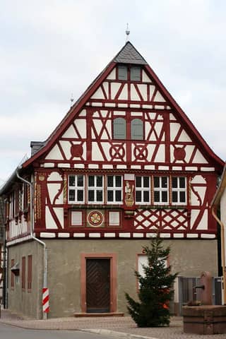 Büttelborn: Altes Rathaus Büttelborn (Fachwerk-Rathaus 1582, Hauptort-Wahrzeichen) Büttelborn: Altes Rathaus Büttelborn (Fachwerk-Rathaus 1582, Hauptort-Wahrzeichen)