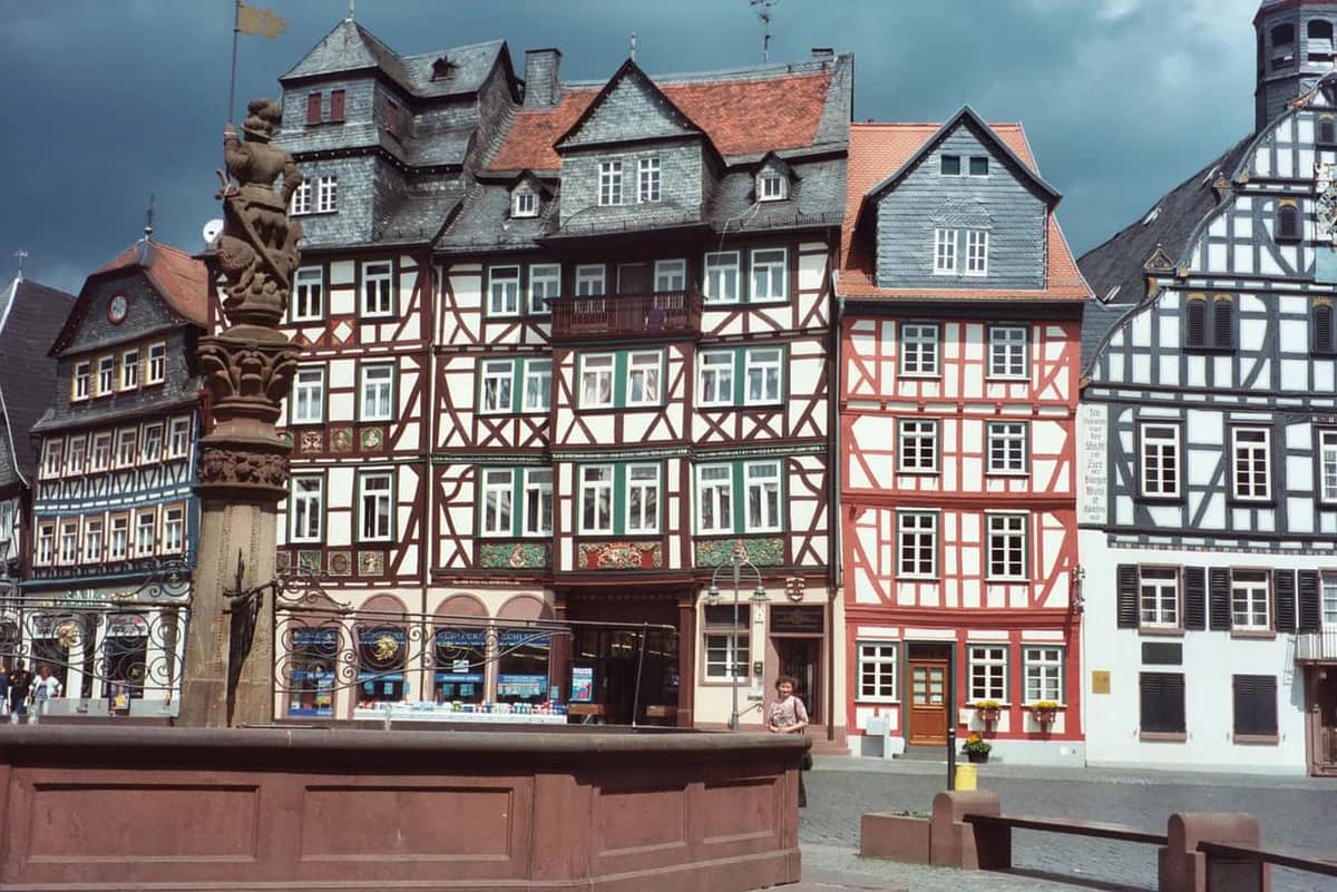 Butzbach: Fachwerk-Marktplatz mit historischem Marktbrunnen (Wahrzeichen Butzbachs) Butzbach: Fachwerk-Marktplatz mit historischem Marktbrunnen (Wahrzeichen Butzbachs)
