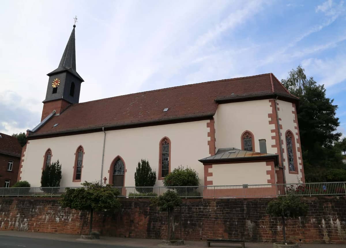 Dammbach: St.-Valentin-Kirche, Wintersbach (Wahrzeichen, kath. Pfarrkirche 17. Jh.) Dammbach: St.-Valentin-Kirche, Wintersbach (Wahrzeichen, kath. Pfarrkirche 17. Jh.)