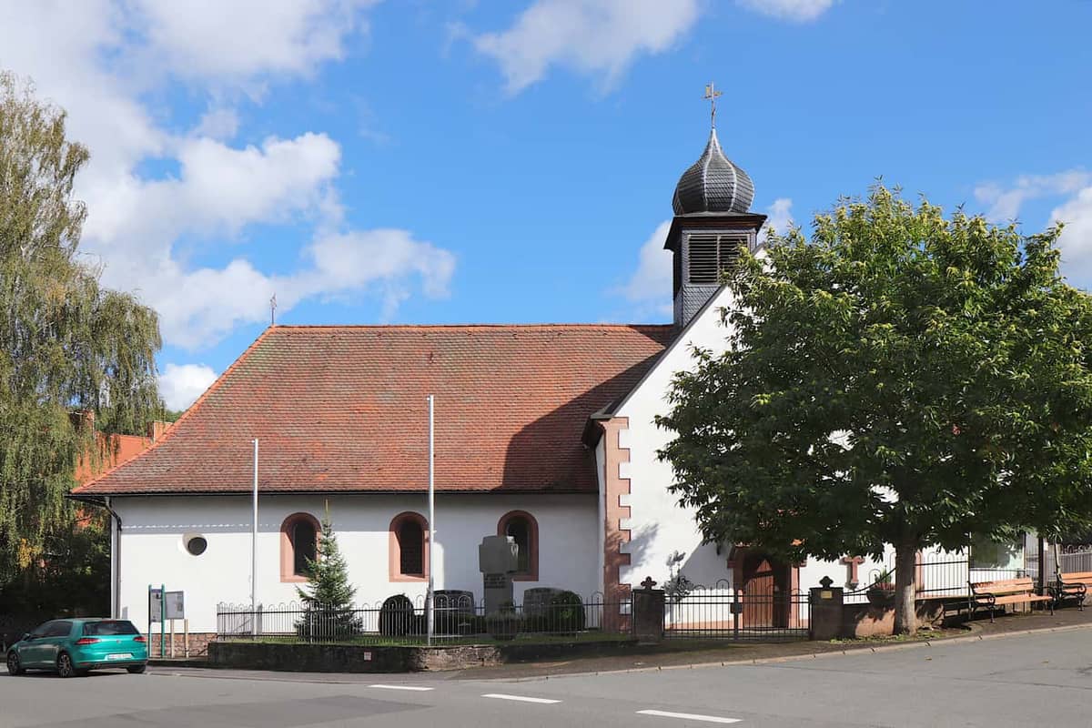 Dammbach: St.-Wendelin-Kirche, Ortsteil Krausenbach (Zwiebelturm-Kirche, zweiter Hauptort) Dammbach: St.-Wendelin-Kirche, Ortsteil Krausenbach (Zwiebelturm-Kirche, zweiter Hauptort)