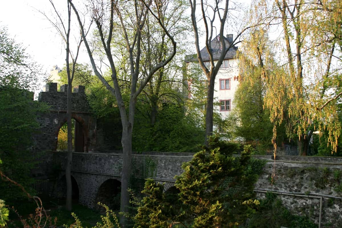 Echzell: Schloss Bingenheim (historischer Amtssitz, Ortsteil Bingenheim) mit Torburg und Hohem Bau