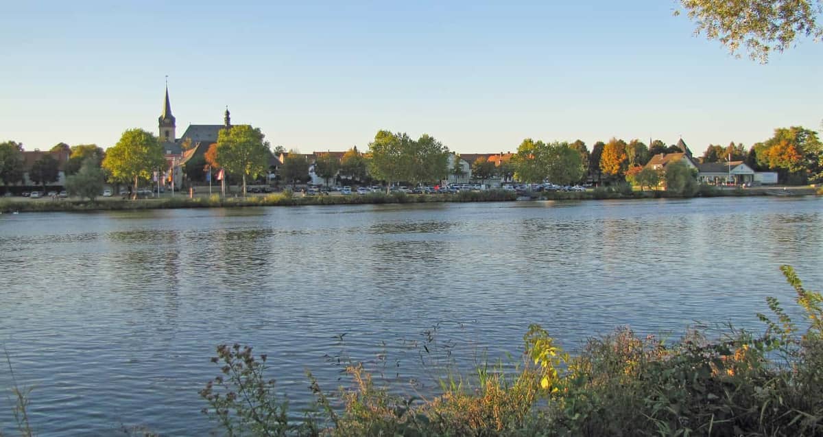 Flörsheim: Mainufer / Stadtansicht am rechten Main-Ufer Flörsheim: Mainufer / Stadtansicht am rechten Main-Ufer