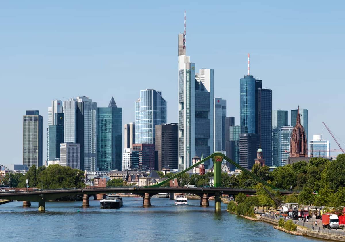 Frankfurt: Banken-Skyline Mainhattan (Panorama)
