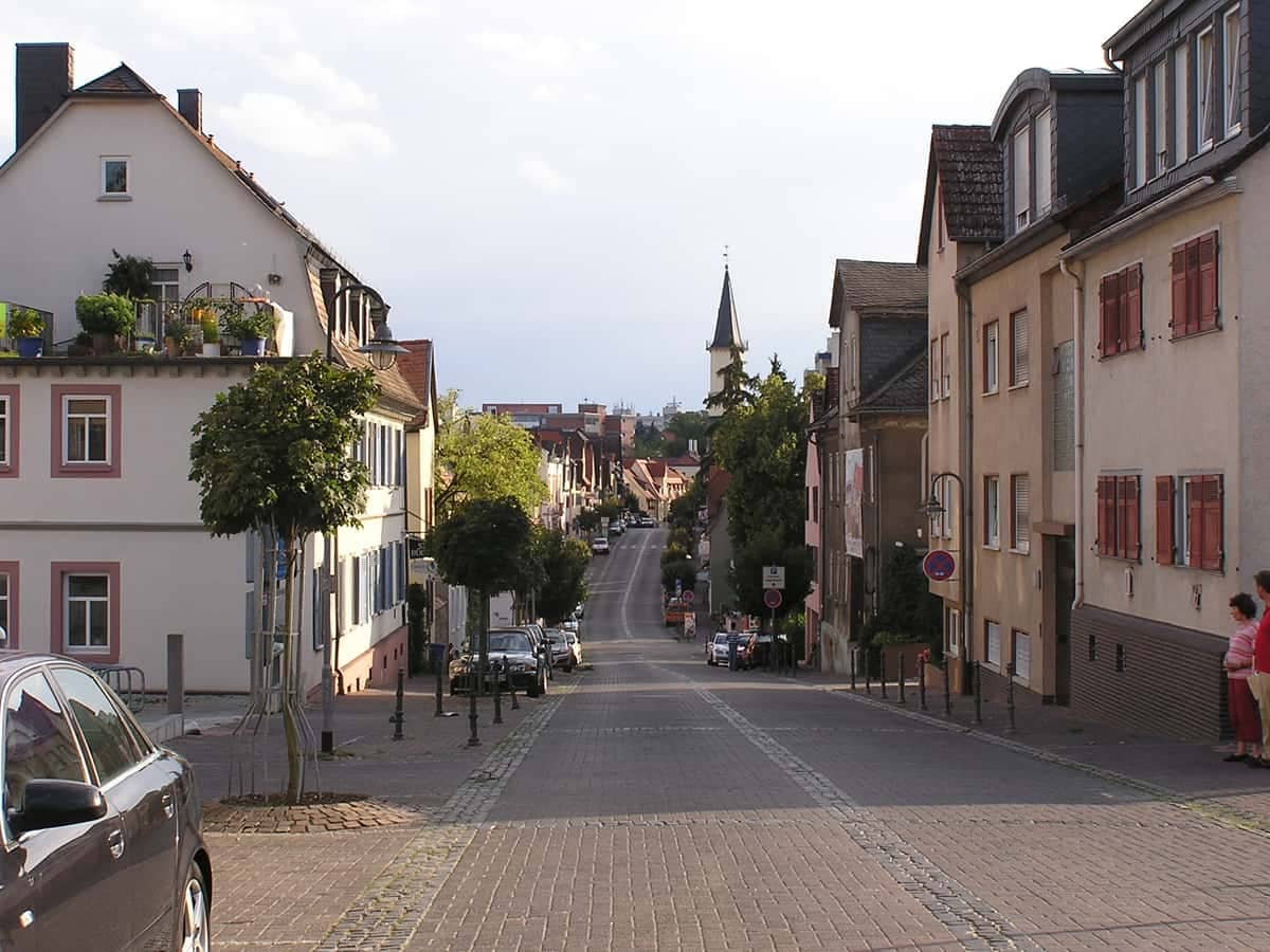 Friedrichsdorf: Hugenottenstraße / historischer Ortskern (Planstadt-Raster der Hugenottensiedlung, Blick nach Westen)