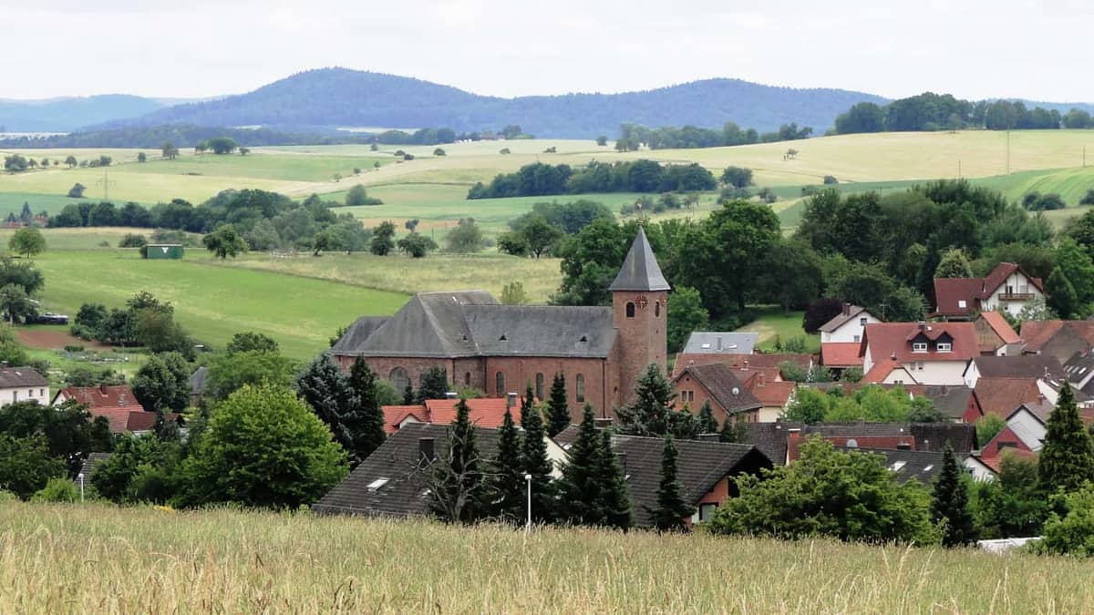 Geiselbach: Panorama von Geiselbach von Norden mit Pfarrkirche St. Maria Magdalena Geiselbach: Panorama von Geiselbach von Norden mit Pfarrkirche St. Maria Magdalena