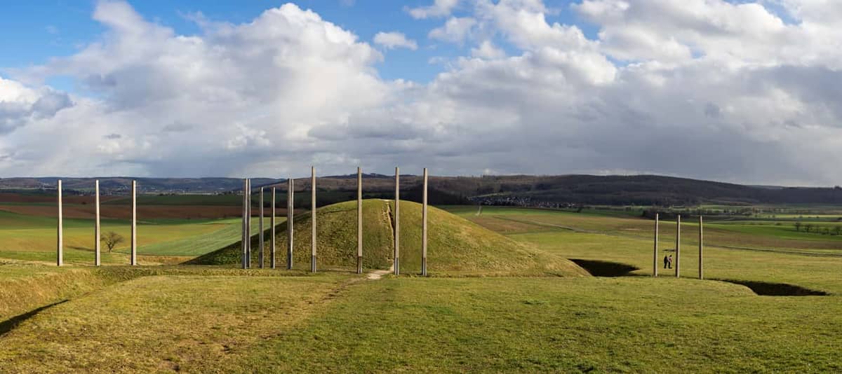 Glauburg: Glauberg, rekonstruierter Fuerstengrabhuegel mit keltischen Kalender-Pfosten (Archaeologischer Park, Panorama)