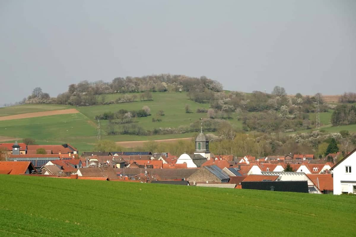 Groß-Bieberau: Stadtpanorama / Gesamtansicht von Süden mit NSG Forstberg (Gersprenztal, Odenwald-Rand) Groß-Bieberau: Stadtpanorama / Gesamtansicht von Süden mit NSG Forstberg (Gersprenztal, Odenwald-Rand)