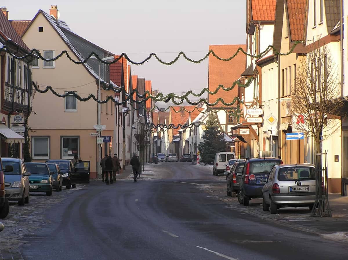 Großwallstadt: Historischer Ortskern, Hauptstraße mit traditionellen Häusern und Weihnachtsgirlanden (MIL-Kennzeichen sichtbar) Großwallstadt: Historischer Ortskern, Hauptstraße mit traditionellen Häusern und Weihnachtsgirlanden (MIL-Kennzeichen sichtbar)