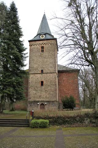 Gründau: Bergkirche Niedergründau (Wehrkirchturm mit Schieferspitze), das Hauptwahrzeichen Gründaus