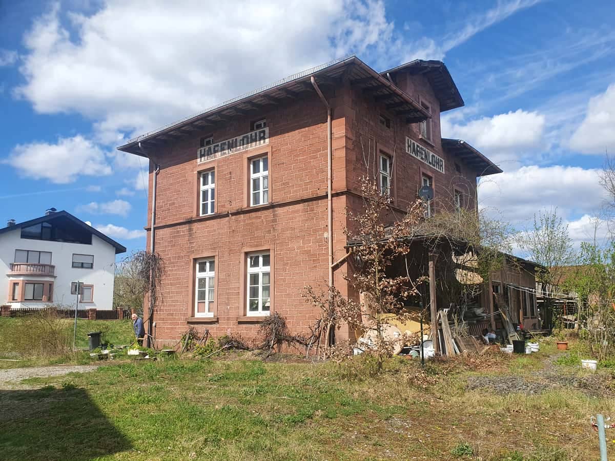 Hafenlohr: Historischer Bahnhof Hafenlohr (stillgelegt), Südfassade/Gleisseite Hafenlohr: Historischer Bahnhof Hafenlohr (stillgelegt), Südfassade/Gleisseite