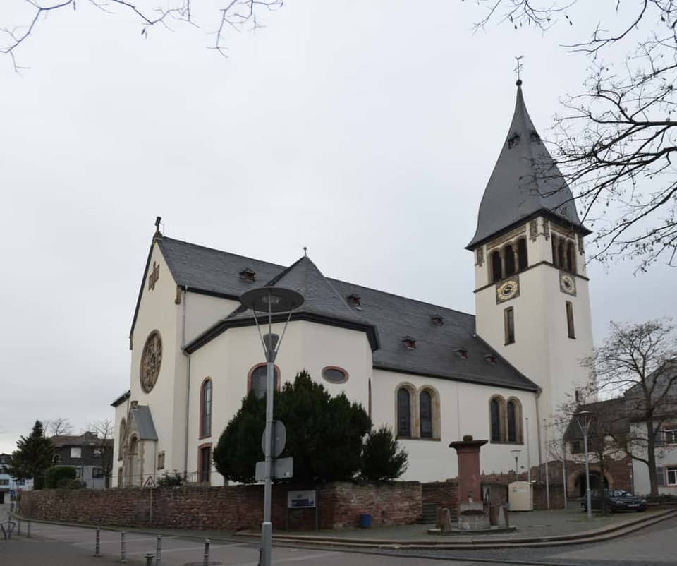 Hattersheim: Katholische Kirche St. Martin (Hattersheim), Hauptwahrzeichen, Schieferturm + Rosenfenster