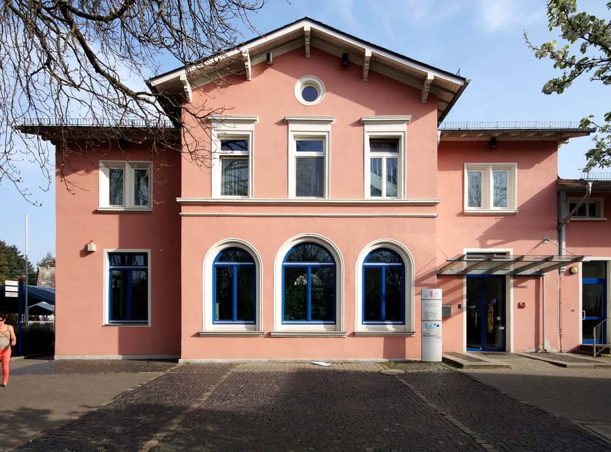 Hattersheim: Bahnhof Hattersheim (Main), historisches Empfangsgebaeude (S-Bahn S1)