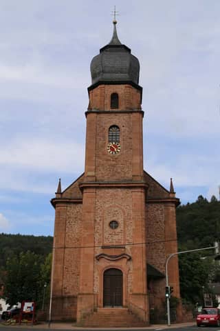Heimbuchenthal: St.-Martin-Kirche (Rokoko 1753), Wahrzeichen, Westturm-Fassade frontal Heimbuchenthal: St.-Martin-Kirche (Rokoko 1753), Wahrzeichen, Westturm-Fassade frontal