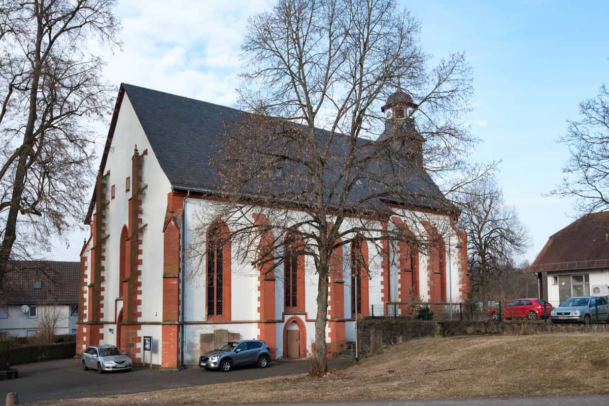 Hirzenhain: Ev. Hallenkirche / ehem. Augustinerkloster St. Maria, Drei-Viertel-Ansicht (Giebel + Laengsseite), blauer Himmel