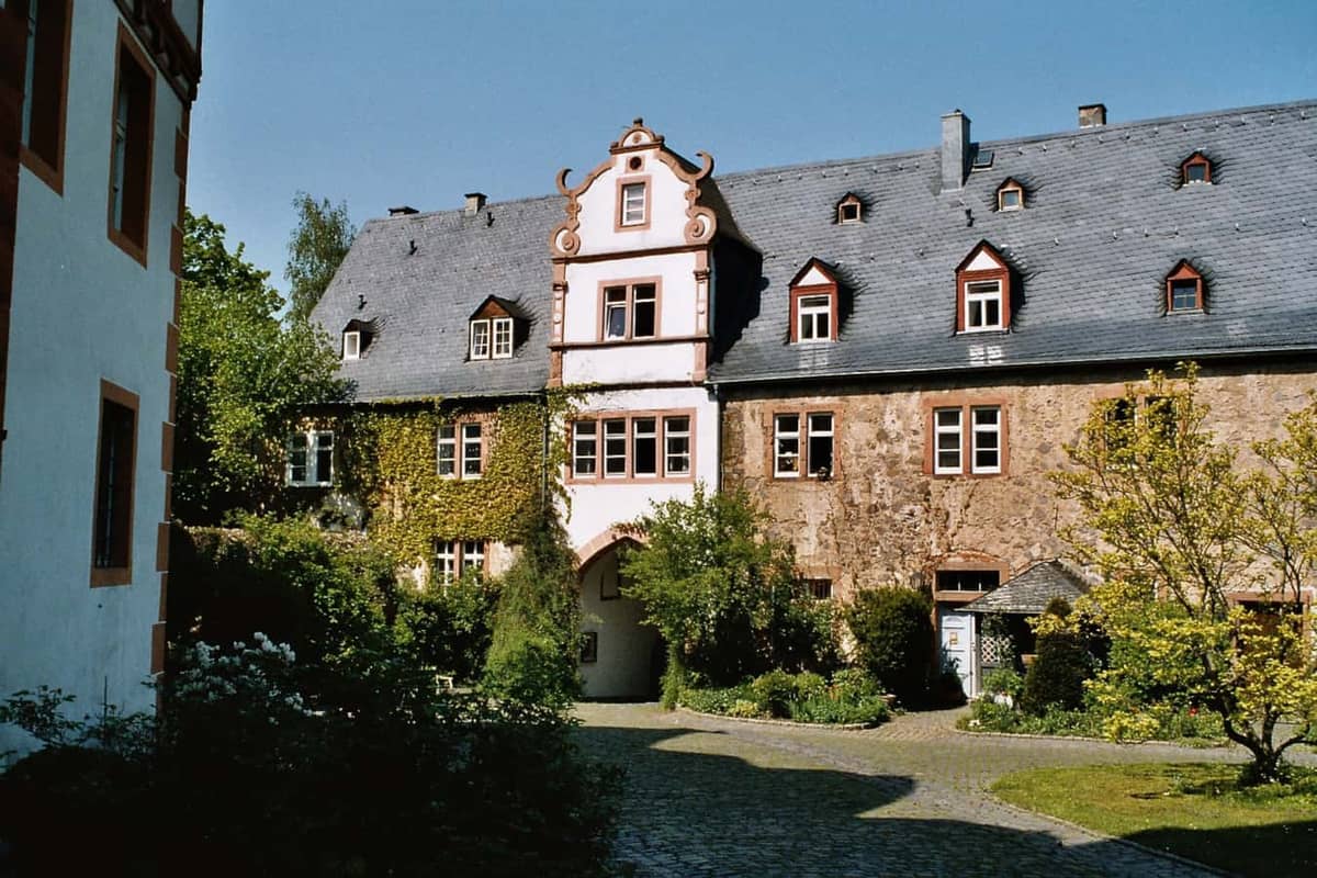 Hungen: Schloss Hungen, Innenhof mit Renaissance-Ziergiebel (ehem. Residenz Solms-Hungen, 15. Jh.) Hungen: Schloss Hungen, Innenhof mit Renaissance-Ziergiebel (ehem. Residenz Solms-Hungen, 15. Jh.)
