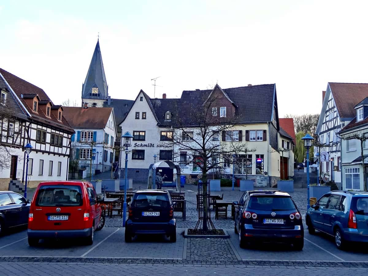 Hungen: Historischer Marktplatz / Altstadt mit Fachwerkhaeusern und Stadtkirchturm (1286) Hungen: Historischer Marktplatz / Altstadt mit Fachwerkhaeusern und Stadtkirchturm (1286)