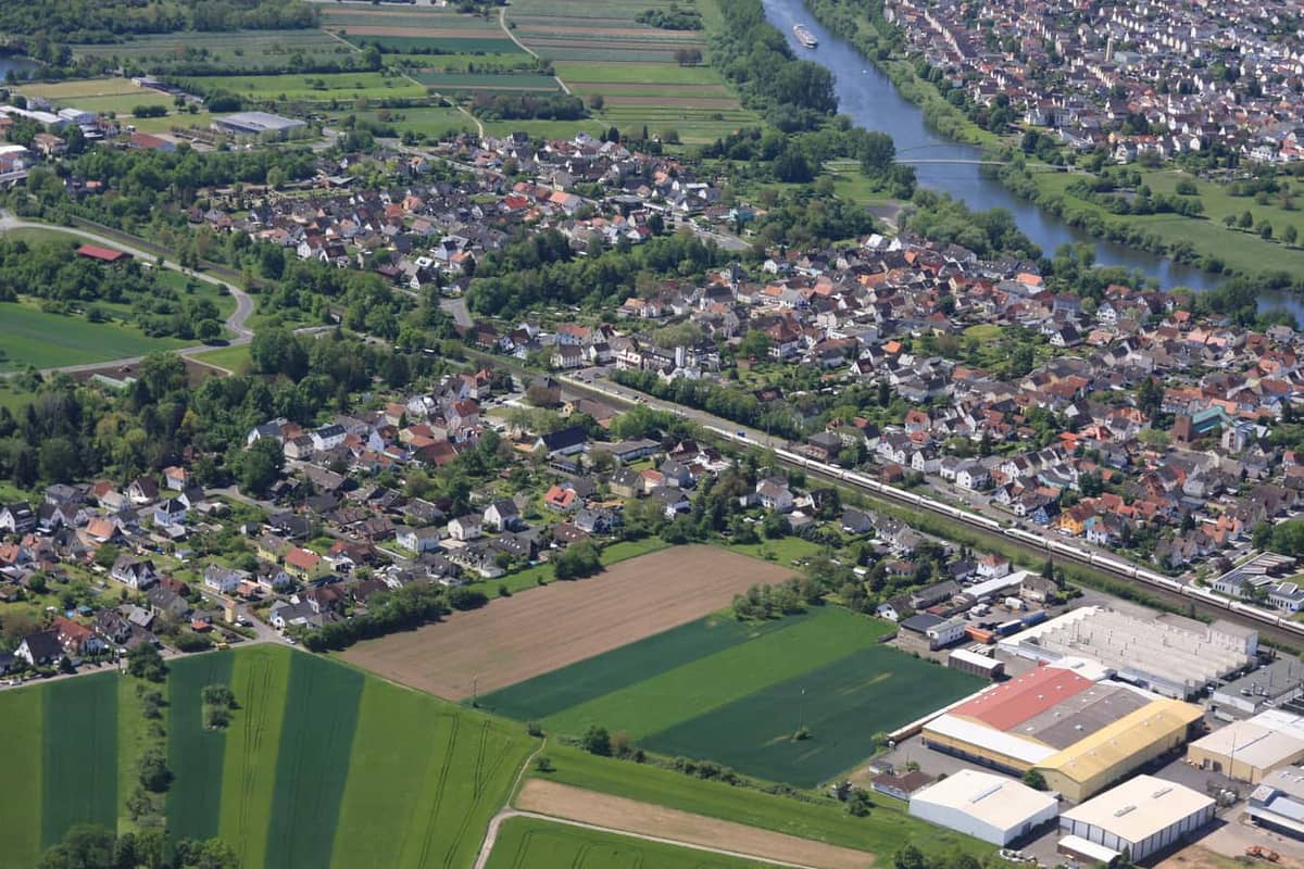 Karlstein: Luftbild Dettingen am Main (Gemeinde Karlstein) am rechten Mainufer, gegenüber Mainhausen/Hessen Karlstein: Luftbild Dettingen am Main (Gemeinde Karlstein) am rechten Mainufer, gegenüber Mainhausen/Hessen