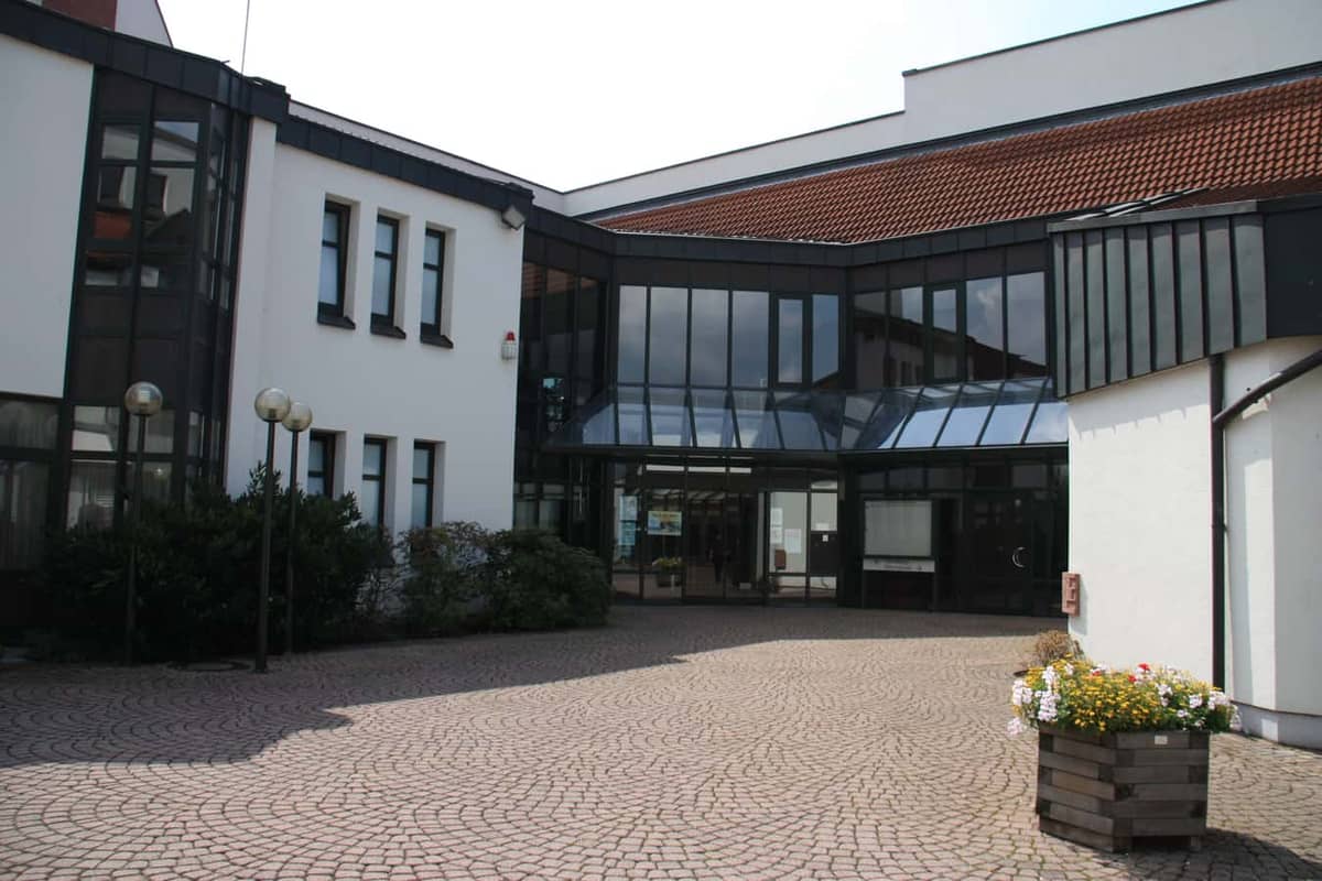 Karlstein: Rathaus der Gemeinde Karlstein a.Main (Ortsteil Dettingen, fertiggestellt 1985) Karlstein: Rathaus der Gemeinde Karlstein a.Main (Ortsteil Dettingen, fertiggestellt 1985)