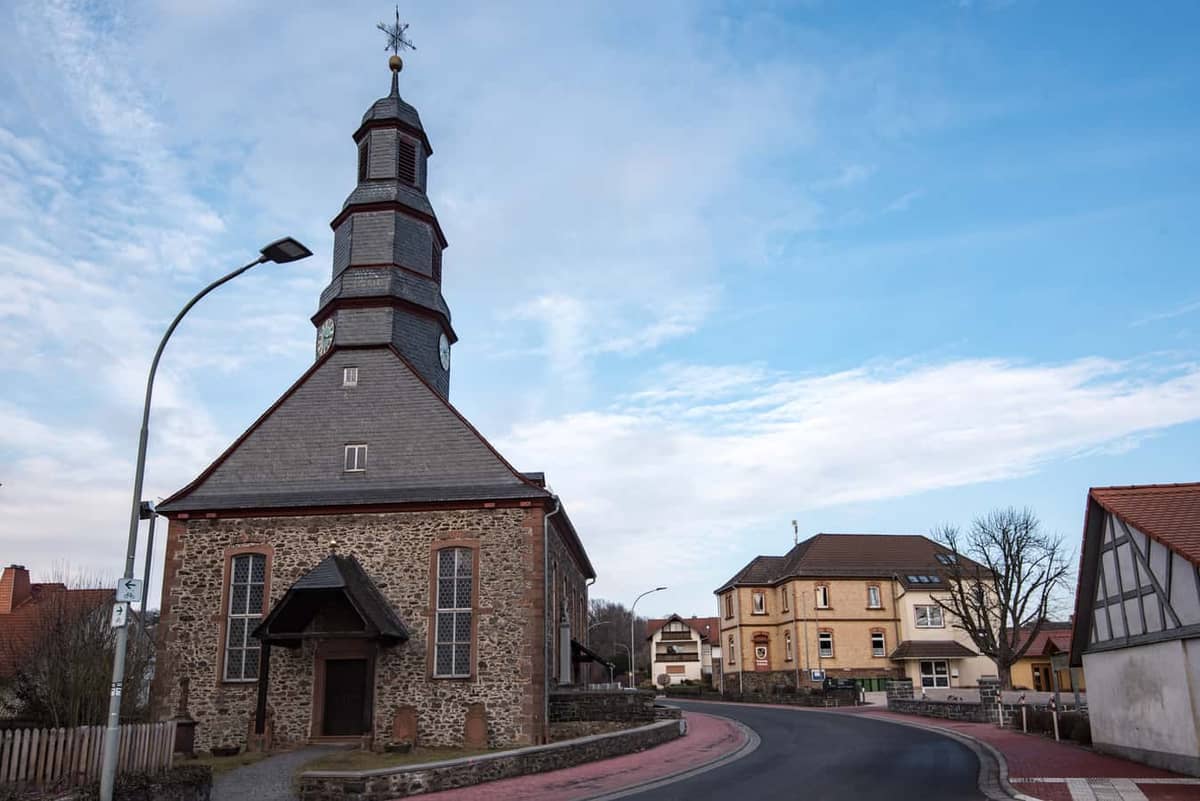 Kefenrod: Evangelische Kirche Kefenrod (Kernort, Wahrzeichen, Barockturm) im Ortskern