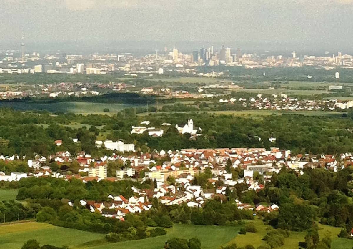 Kelkheim (Taunus): Panorama vom Großen Mannstein über Kelkheim Richtung Frankfurt (Taunushang-Blick) Kelkheim (Taunus): Panorama vom Großen Mannstein über Kelkheim Richtung Frankfurt (Taunushang-Blick)