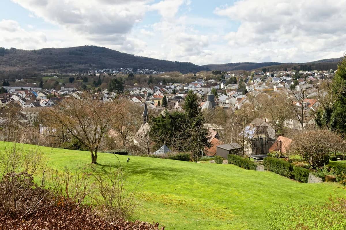 Kelkheim (Taunus): Blick auf den historischen Ortskern Kelkheim-Hornau, dahinter Staufen/Rossert Kelkheim (Taunus): Blick auf den historischen Ortskern Kelkheim-Hornau, dahinter Staufen/Rossert