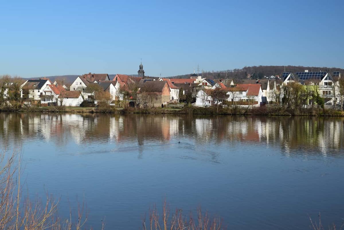 Kleinostheim: Rundturm der ehemaligen Laurentiuskirche (Nahaufnahme Wahrzeichen)