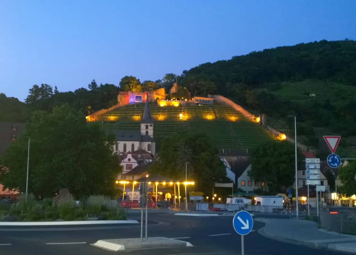 Klingenberg am Main: Clingenburg (Burgruine, Wahrzeichen) bei Daemmerung mit Kirche und Stadtschloss Klingenberg am Main: Clingenburg (Burgruine, Wahrzeichen) bei Daemmerung mit Kirche und Stadtschloss