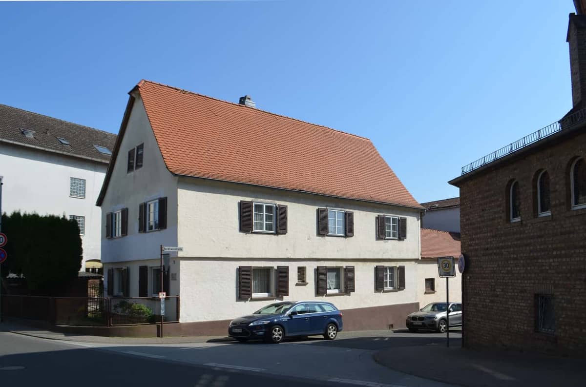 Kriftel: Historisches Ortskern-Haus Kirchstrasse 5 (Kulturdenkmal, neben der Kirche)