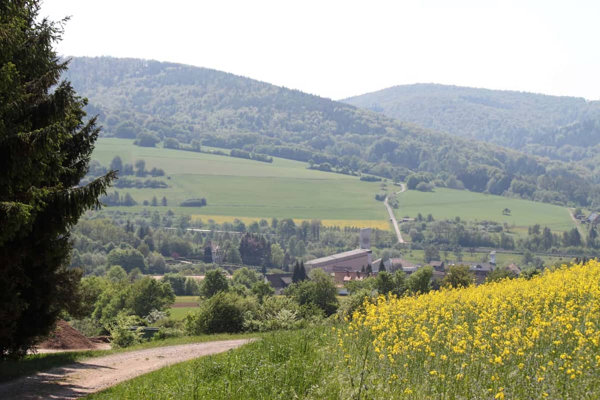Laufach: Ortsansicht Laufach mit der kath. Pfarrkirche (Panorama-Blick) Laufach: Ortsansicht Laufach mit der kath. Pfarrkirche (Panorama-Blick)
