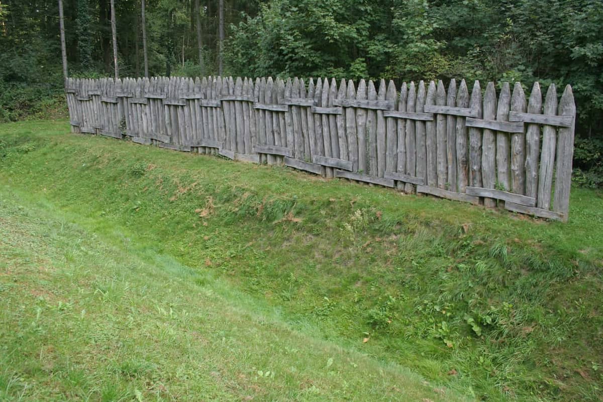 Limeshain: Rekonstruierte Limes-Strecke (Wall/Palisade) in Limeshain Limeshain: Rekonstruierte Limes-Strecke (Wall/Palisade) in Limeshain
