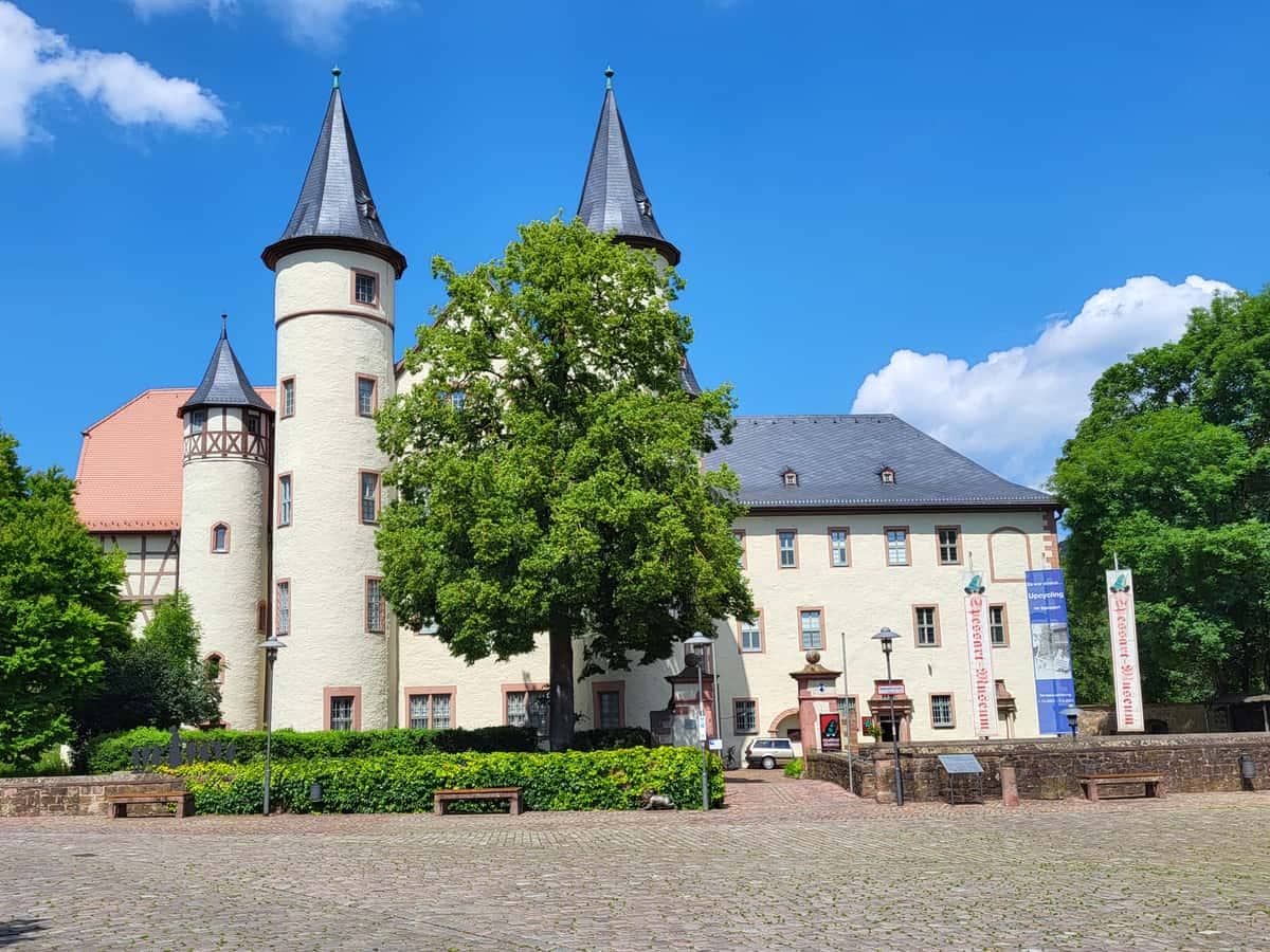 Lohr am Main: Lohrer Schloss (heute Spessartmuseum), Blick vom Schlossplatz