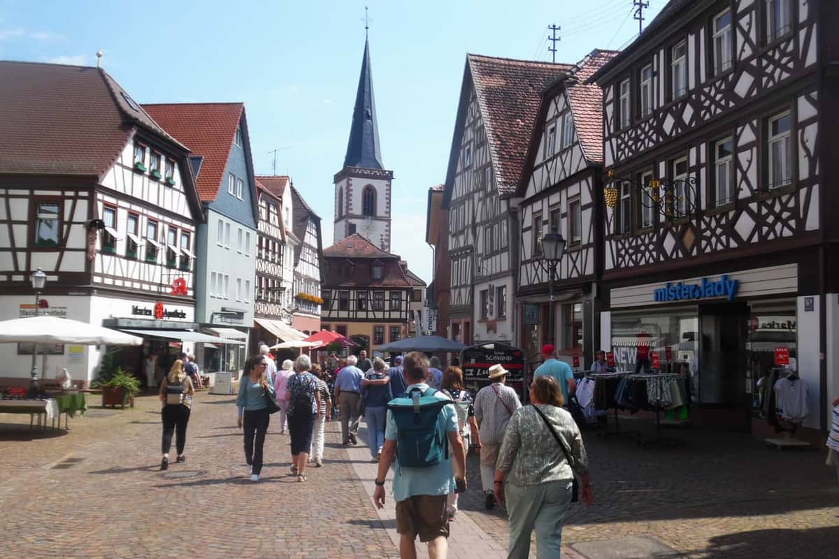 Lohr am Main: Altstadt: Blick vom Marktplatz ueber die Hauptstrasse zur Pfarrkirche St. Michael