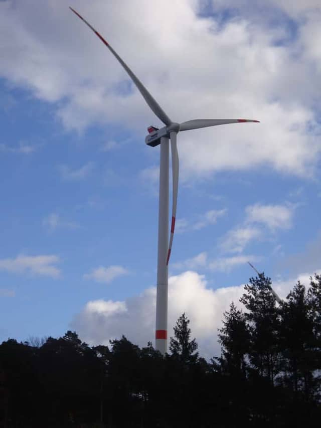 Lützelbach: Windpark Hainhaus (Vestas-Windrad über dem Odenwald-Höhenrücken), markante Höhen-Landmarke