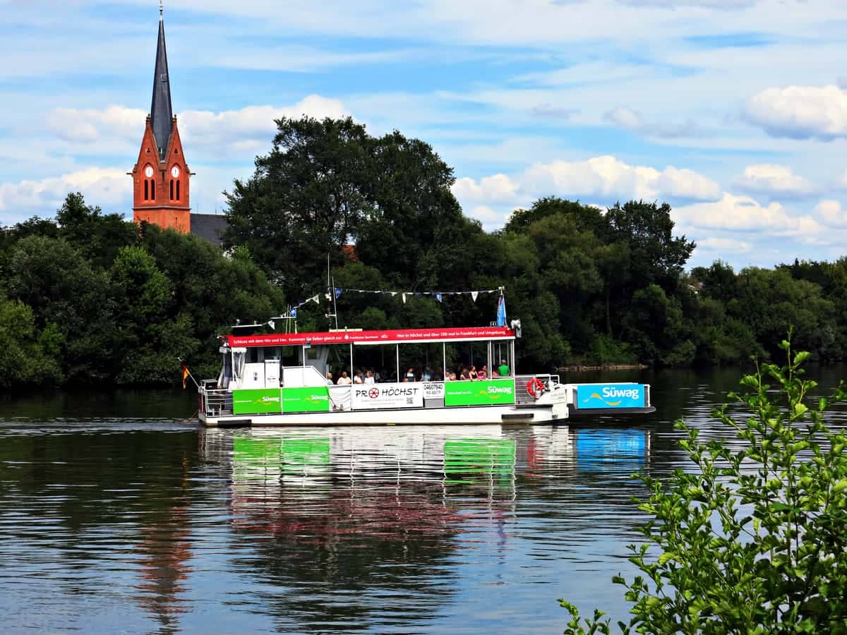 Mainfähre Walter Kolb auf dem Main mit Blick auf die Alte Kirche in Maintal-Dörnigheim Mainfähre Walter Kolb auf dem Main mit Blick auf die Alte Kirche in Maintal-Dörnigheim